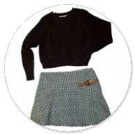 MAGLIA NERA E GONNA A QUADRO 
