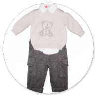 MAGLIA BEIGE CON ORSO CAMICIA BIANCA E PANTALONE TASCONATO MARRONE 